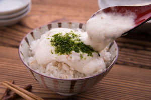麦飯にとろろをかけているところ/blogs/column/why-gyutan-with-barley-rice-and-tororo