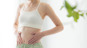 お腹に手を当てた女性