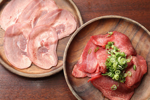 木の器に並べて比べた豚タンと牛タン/blogs/column/difference-between-gyutan-and-pork-tongue