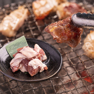 黒い皿に盛った生の豚ハラミと、焼き網の上でトングにはさんだタレのからんだ豚ハラミ/blogs/column/what-is-buta-harami