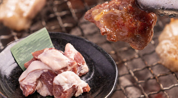 黒い皿に盛った生の豚ハラミと、焼き網の上でトングにはさんだタレのからんだ豚ハラミ