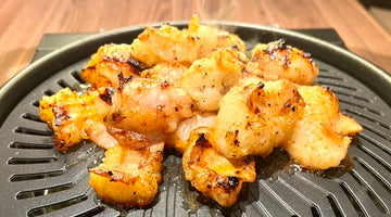 焼き網の上で焼き色がついた大トロホルモン