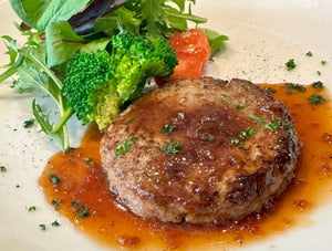 白い皿に盛ったソースのかかったハンバーグとブロッコリー、葉物のサラダ/blogs/column/hamburg-yakikata