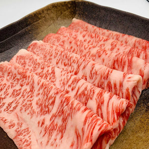 器に並べたすき焼き用の霜降り牛肉のスライス/blogs/column/sukiyaki-niku-ryo