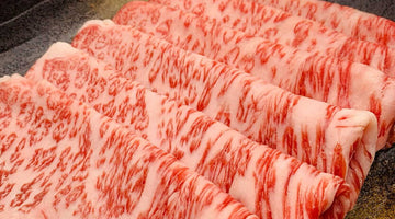 器に並べたすき焼き用の霜降り牛肉のスライス