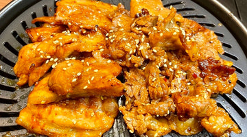 鉄板の上でタレを絡めて焼いた牛カルビ