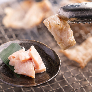 黒い皿に盛った生のミノと、焼き網の上でトングにはさんだ焼き色のついたミノ/blogs/column/what-is-mino