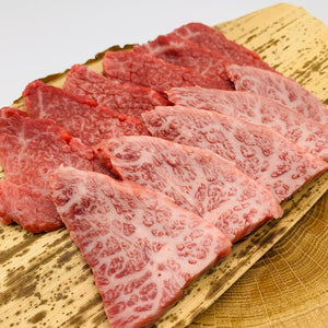 木の板に並べた霜降りと赤身の焼肉用牛肉のスライス/blogs/column/gyuniku-kishou-bui