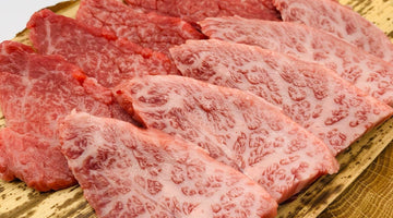 木の板に並べた霜降りと赤身の焼肉用牛肉のスライス