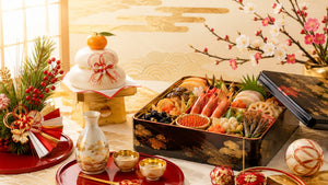 重箱に詰めたおせち料理と鏡餅、徳利とお猪口、松と梅の花/blogs/column/oshogatsu-ryori