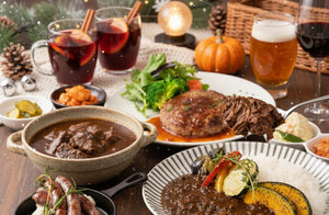 テーブルに並べたビーフシチュー、ハンバーグ、ソーセージ、カレーとホットワイン/blogs/column/christmas-gochisou