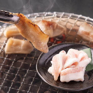 黒い皿に盛った生の豚トロと、焼き網の上でトングにはさんだ焼き上がりの豚トロ/blogs/column/what-is-butatoro