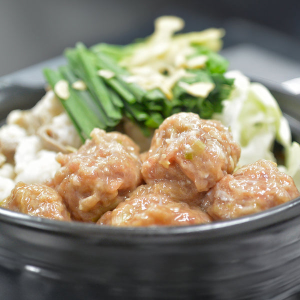 伊達のくらの忘新年会セット、4〜6人前の料理で、肉団子、野菜、香味野菜が盛り付けられた美味しそうな一皿