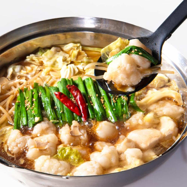 福袋セットの中身、鶏肉や野菜が入った鍋料理の画像。新鮮なネギ、もやし、キャベツ、赤唐辛子がトッピングされている。具材が豊富で、熱々のスープが特徴。