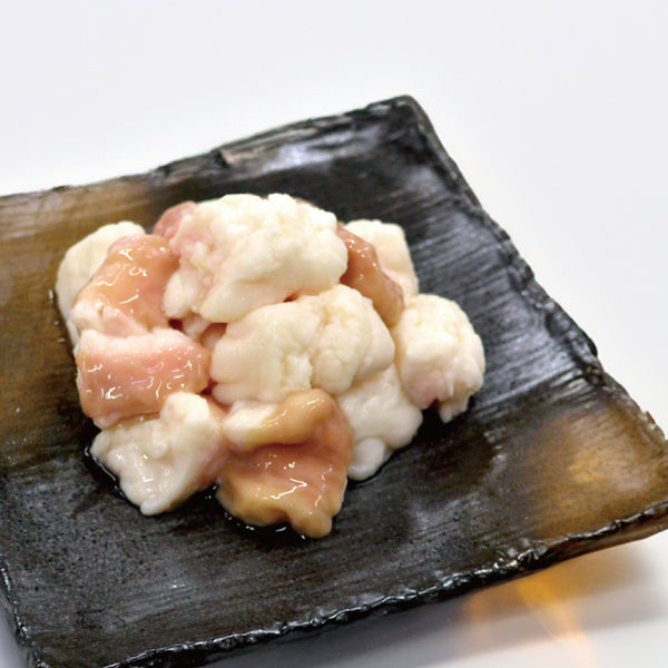 国産牛ホルモン小腸の300gパック、白色と淡いピンク色の脂身が特徴の新鮮な食材、皿に盛り付けてある