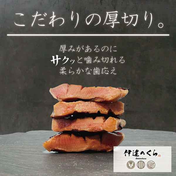厚みのある牛タンのスライスが4枚重ねられた画像。サクッとした食感と柔らかさを兼ね備えた、福袋セットの一部。美味しさを引き立てる盛り付け。