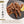 Load image into Gallery viewer, 国産鶏せせりの唐揚げ、レモンペッパーとガーリックペッパーの風味が楽しめる、サクサクの食感が特徴の料理。レモンのスライスが添えられたプレートに盛り付けられています。
