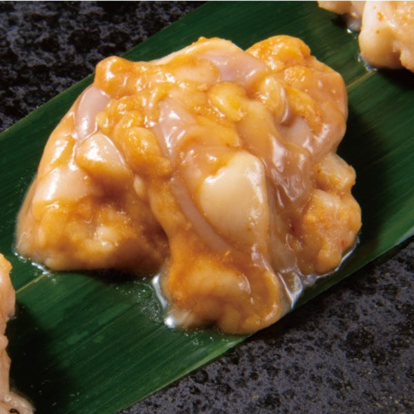 大トロホルモンの醤油味の料理、滑らかなテクスチャーと甘い香りが特徴、100g×2個入りのパッケージ