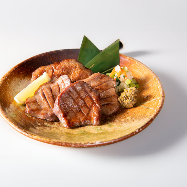 厚切り大トロ牛たんのプレート、焼き目が美しい牛タン、レモンと薬味付き、和風の盛り付け